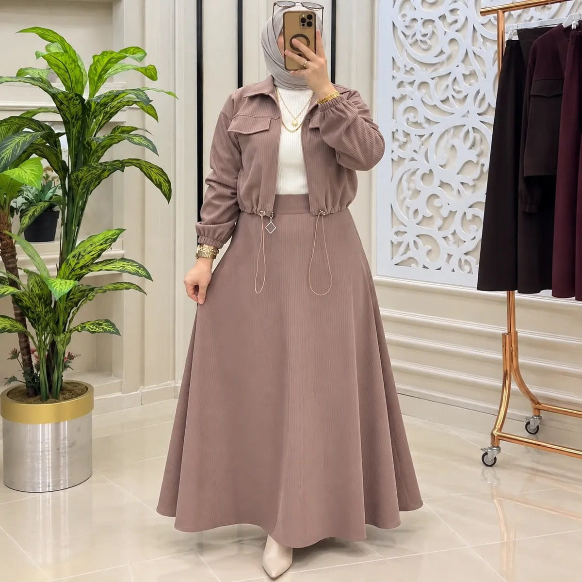 طقم نسائي أنيق بتصميم عصري – جاكيط بسحاب وجيبة طويلة