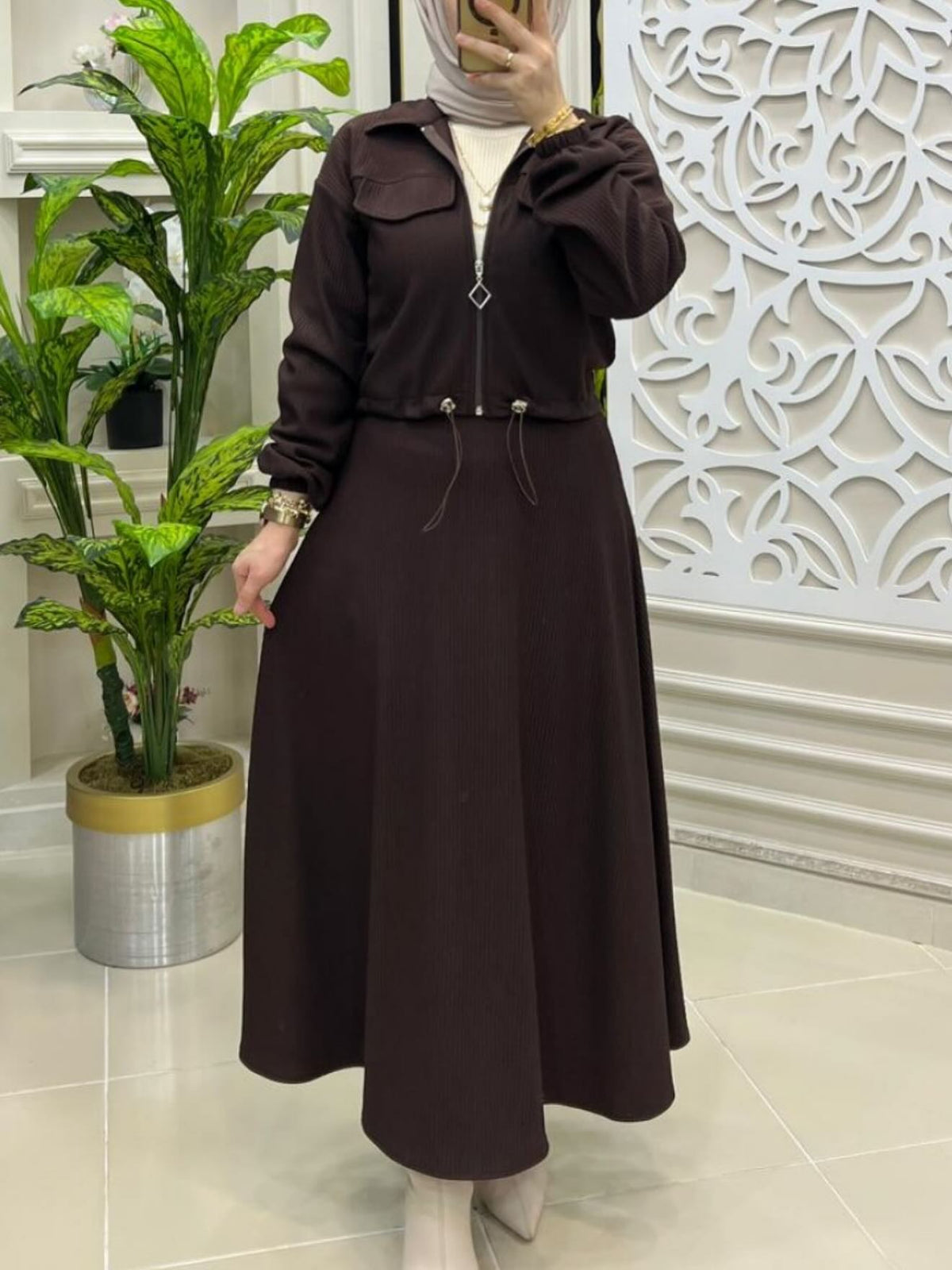 طقم نسائي أنيق بتصميم عصري – جاكيط بسحاب وجيبة طويلة
